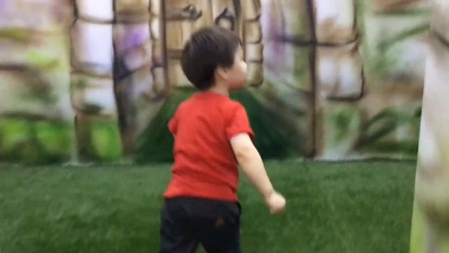 Строим дом из большого лего конструктора, ходим по лабиринту, прыгаем на батутах, горка с шариками. смотреть онлайн