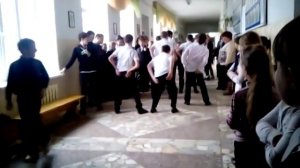 флешмоб мальчишек 7 класса своим девчонкам на 8 марта