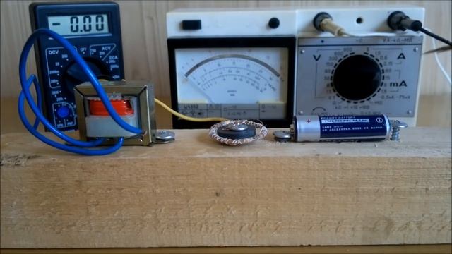 ? 220 вольт из маленькой батарейки без транзисторов! Проверяем приборами. смотреть онлайн