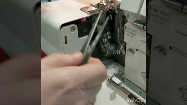 Заправка нижнего петлителя в оверлоке. смотреть онлайн