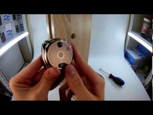 Как установить видеоглазок в дверь R02