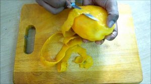 How to peel the whole mango in a single attempt without lifting the knife off