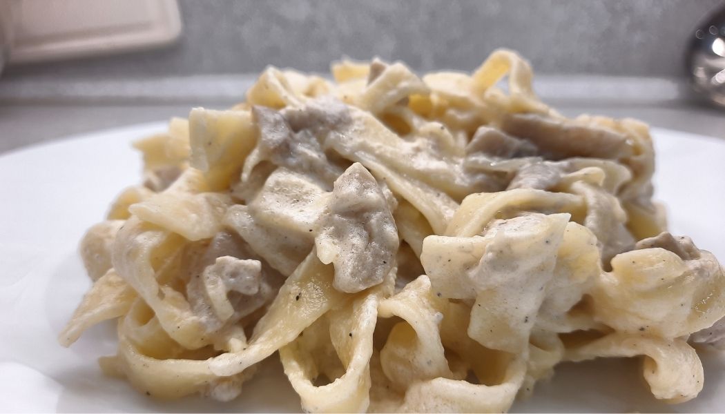 Готовим пасту в сливочном соусе с курицей и грибами.
