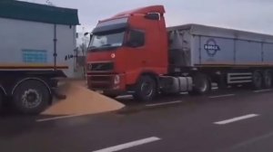 Польша.Польские фермеры блокируют дороги из Украины горящими покрышками.Те фуры, которые объе