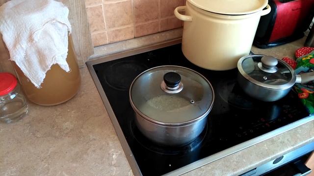 Рассыпчатый рис в кастрюле на плите