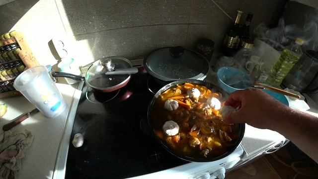 ПРИШЛИ ГОСТИ НАКРЫЛ НА СТОЛ И ГОТОВЛЮ ПЛОВ С КУРИЦЫ. смотреть онлайн