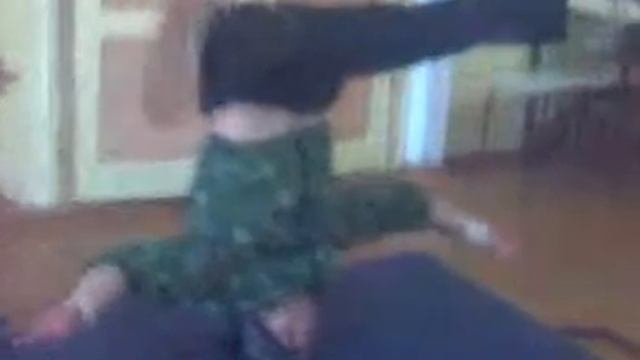 стойка на голове без опоры смотреть онлайн