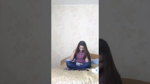 Скрытая камера над сестрой / что же она делает одна дома!?