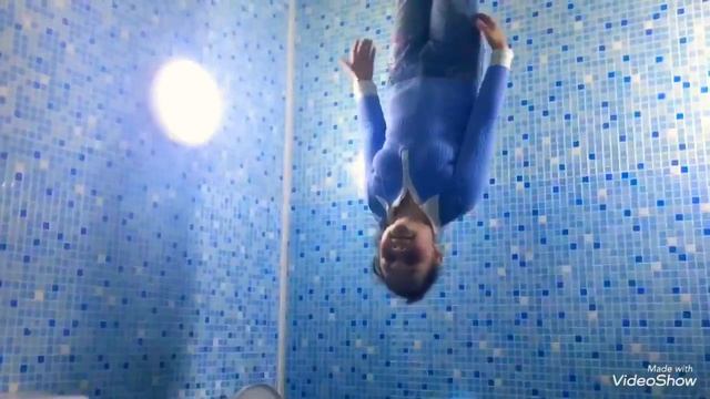 ШОК! Люди ходят по потолку!)) смотреть онлайн