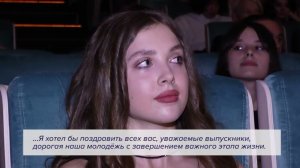 Губернатор Игорь Руденя вручил аттестаты золотым медалистам Академической гимназии им. Максимовича