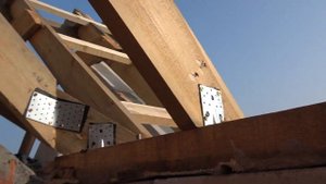 Возведение мансардной кровли по проекту "Обитель Ангелов". Установка стропильных ног. Карнизный узе