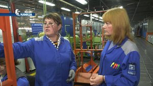Елена Ирхунова — слесарь-электромонтажник в цехе пучков автомобильного завода «КАМАЗа»