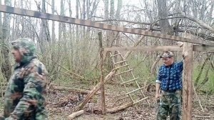 Часть1// Строим в лесу рыбацкую хижину// строительство избы в лесу.