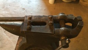 Наковальня. Колода под наковальню. Вытяжка над горном.