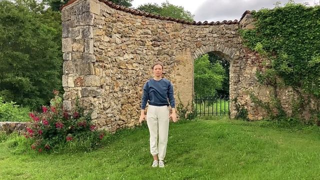 Relaxing Bedtime Stretches - Beginner Qigong смотреть онлайн