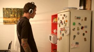 Парень залез в холодильник, спасаясь от жары