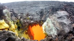 Раскаленные недра вулкана. Лава из жерла вулкана.