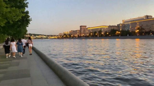 Дорогая Фаина Борисовна! Привет от Алексея и Веданы. Прогулка на роликах. смотреть онлайн