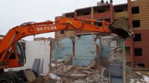 Снос здания экскаватором Doosan.