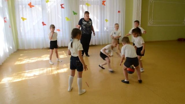 Веселая игра с мячом на спортивном празднике в детском саду смотреть онлайн