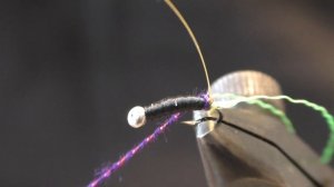 Мушка на хариуса. фиолетовая мушка. мушка из пряжи мохер.