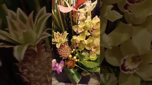 Экибана из живых     экзотических цветов. Просто заглядение!