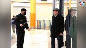 Разозлила мать и получила по морде грязной шваброй