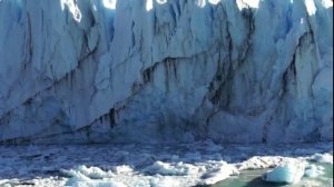 Аргентина Патагония   Ледник Перито Морено   Льдина рядом с ледником