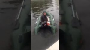 ПРИКОЛ МУЖИК НА ЛОДКЕ ОТЖЕГАЕТ УМОРА РЖАЧ 100%