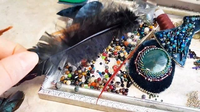 Брошь птица с перьями. Детали вышивки. смотреть онлайн