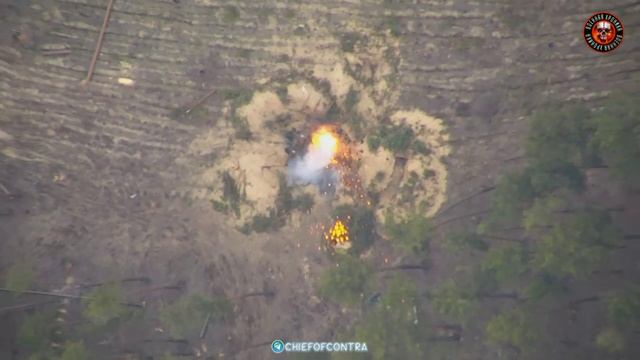 «Ланцет» в действии уничтожает украинскую гаубицу под Кременной. смотреть онлайн