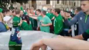 Ирландские фанаты кладут мелочь под крышу машины