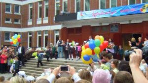 Школа. Первый класс. Линейка. Построение 1-х классов. Школа 552
