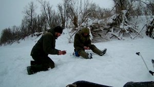 Рыбалка зимой на щук, Зимняя палатка с печкой, жарим МЯСО на печи [Молчановский район]
