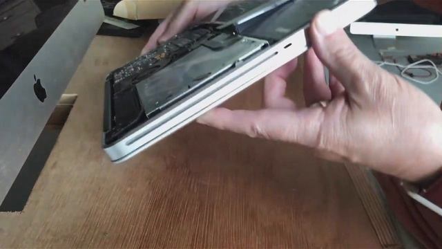 MacBook Pro 2011 13" has a blown battery full of gas смотреть онлайн