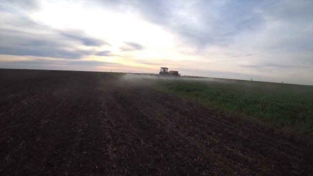 Брызгаем гербицидом по пшенице! ЮМЗ-8280 смотреть онлайн