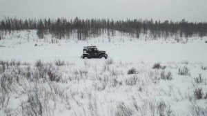 Трэкол едет по снегу