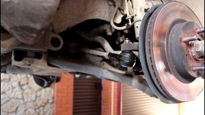 Замена рулевых наконечников на Mitsubishi Colt 1,5 Мицубиси Кольт 2003 года