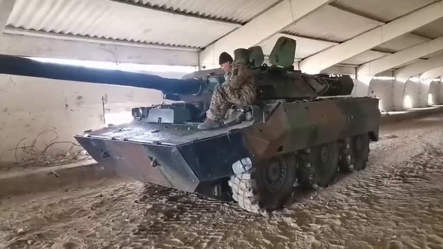 Первые кадры с переданными Францией колёсными танками AMX-10RC непосредственно на Украине.