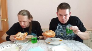Заруба. Съели большой чебурек и пиццу. Поедание еды на скорость 😊