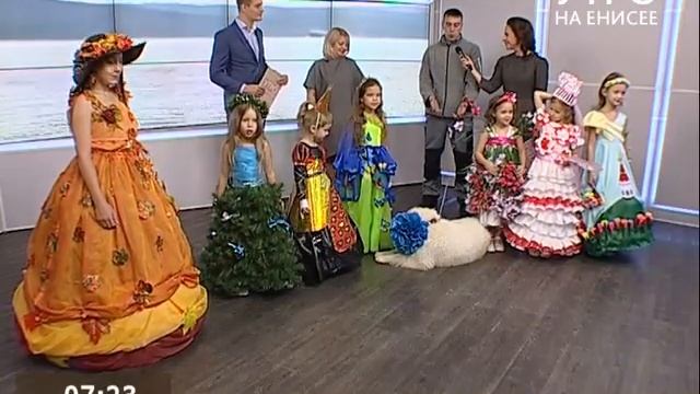 Дети сделали костюмы из вторсырья для экофестиваля в "Роевом ручье" смотреть онлайн