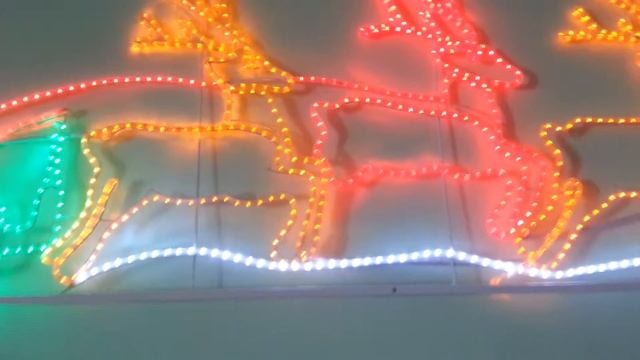 Светодиодное панно "Олени везут Санта Клауса на санях", размер 85*400 см смотреть онлайн