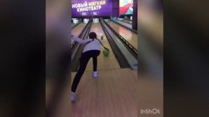 Застрял палец в мячике для боулинга//влог из боулинга!!//WOW Sister’s