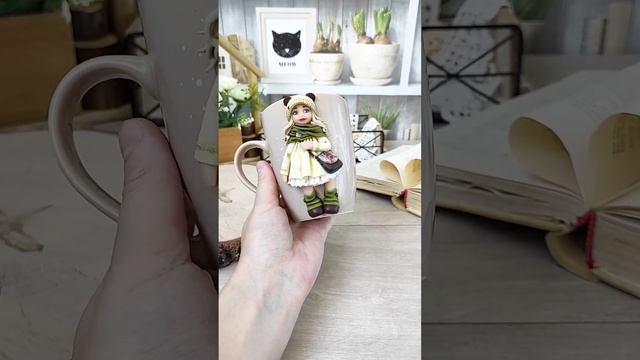 Кружка с декором из полимерной глины Девочка с сумкой