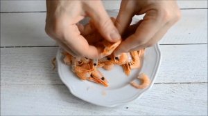 Салат «Нептун» с креветками и красной икрой — видео рецепт