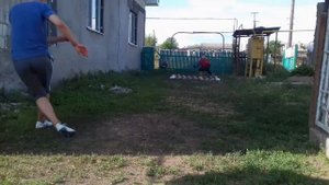 Разница между футбольным мячом и волейбольныйм мячом? РУБРИКА=РАЗНИЦА