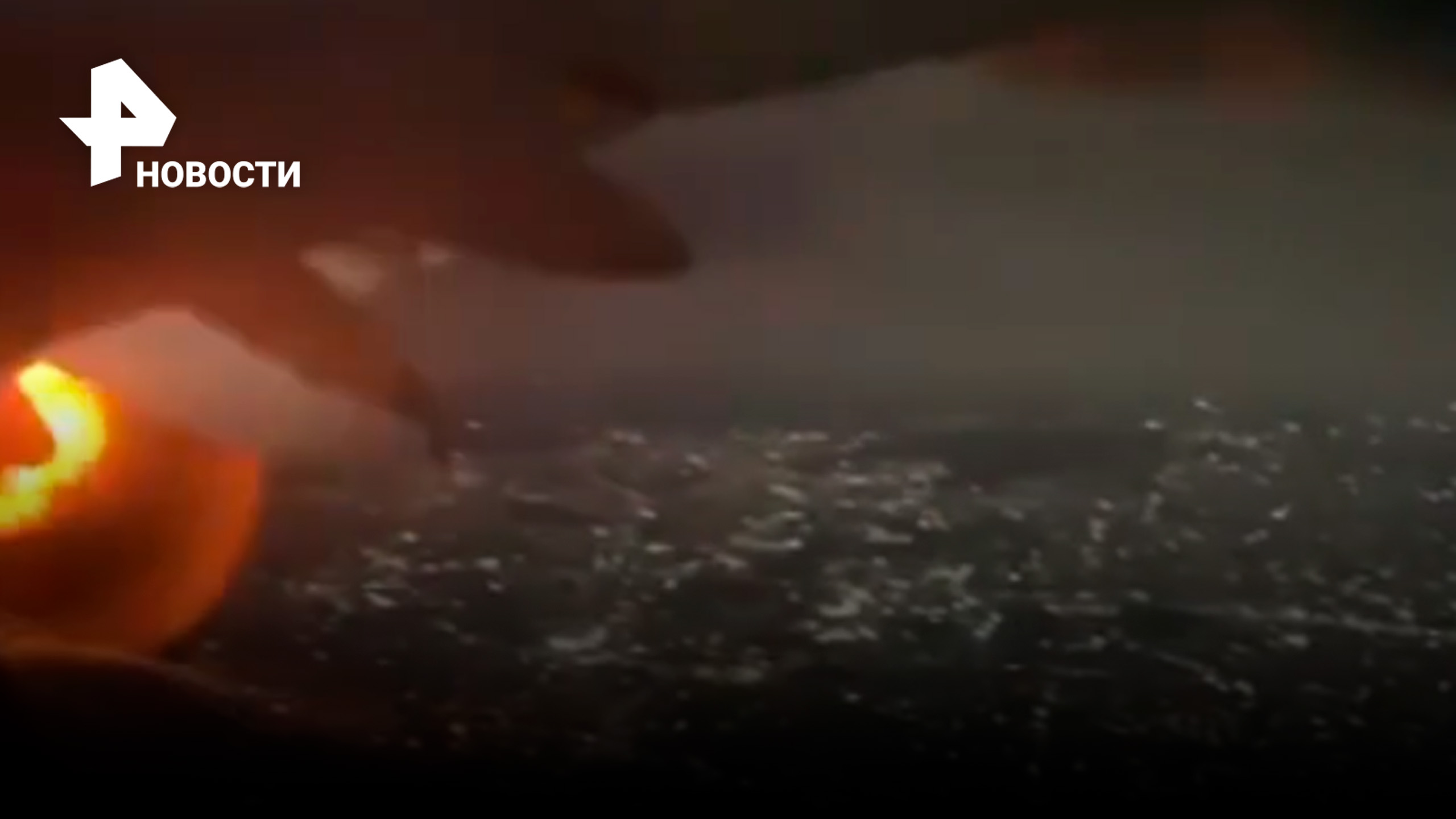 "Двигатель самолета горит!" Видео, снятое пассажирами, едва не стало последним / РЕН Новости