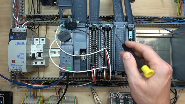 How to wire and fault find Siemens S7-1500 PLC digital output card + diagnostics. Eng смотреть онлайн