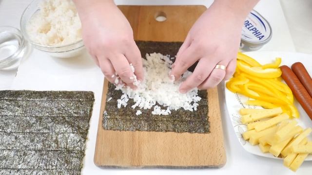 Кимба́п - РОЛЛЫ С КОЛБАСОЙ! Корейские роллы смотреть онлайн