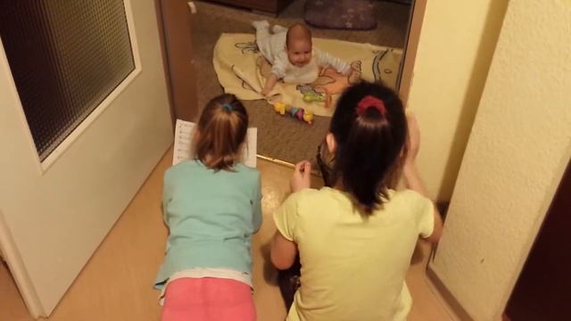 Сестры развлекают брата. развитие детей. Мише 2 месяца смотреть онлайн